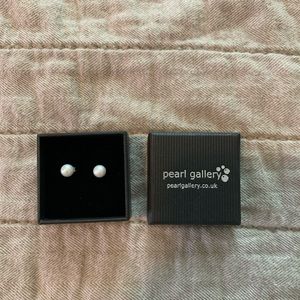 Fresh water pearls with 9 carat white gold